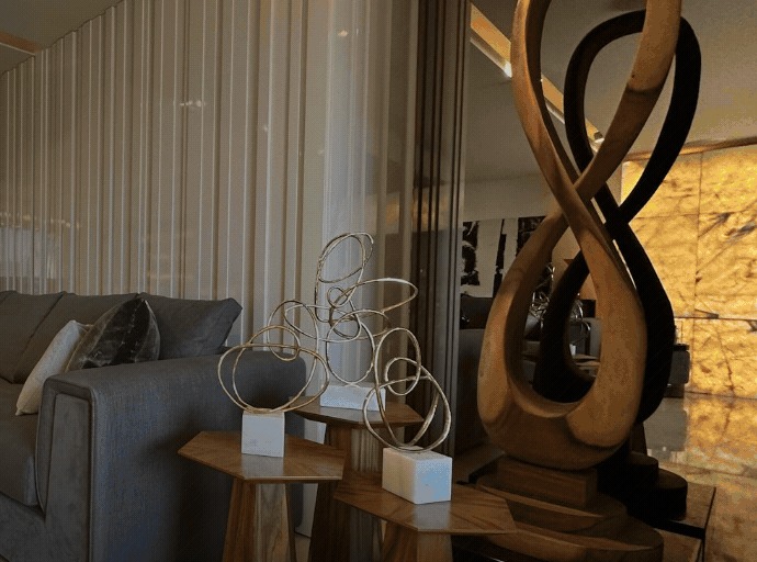 Salon haut de gamme avec sculpture en bois